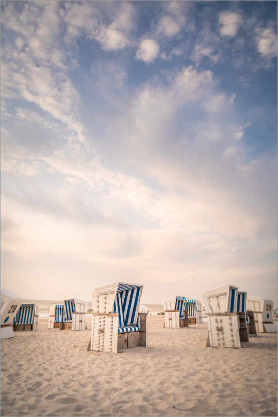 Poster Chaises de plage et ciel nuageux à Sylt