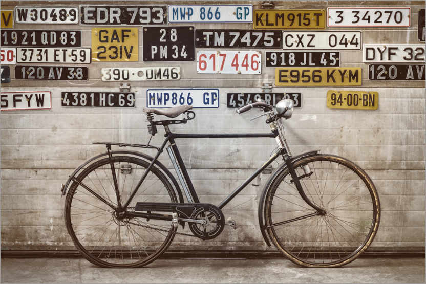 Poster Vieux vélo devant une ancienne porte d'usine