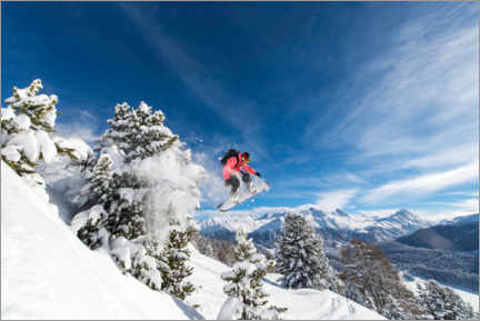 Poster  Snowboarder saute par-dessus les arbres - Roland Hemmi