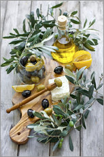Sticker mural  Olives vertes et noires avec une bouteille d'huile d'olive